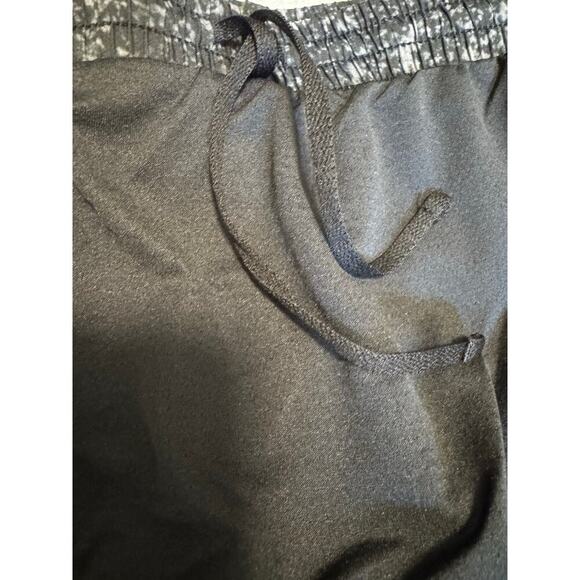 NWT Under Armor M Women’s “Fly-By” printed fitness shorts attached undergarment - Picture 10 of 13